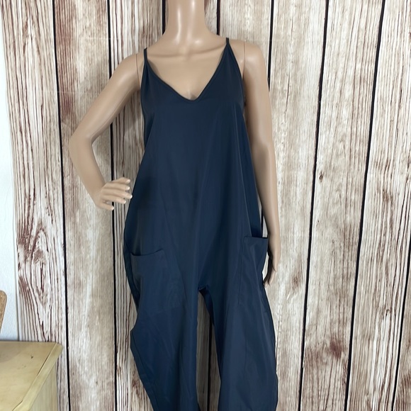 Gray v-neck solid loose fit jumpsuit with pockets & spaghetti straps Size Large - Picture 2 of 9